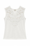 Top blanco con encaje floral en el escote