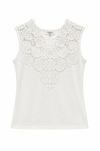 Top blanco con encaje floral en el escote