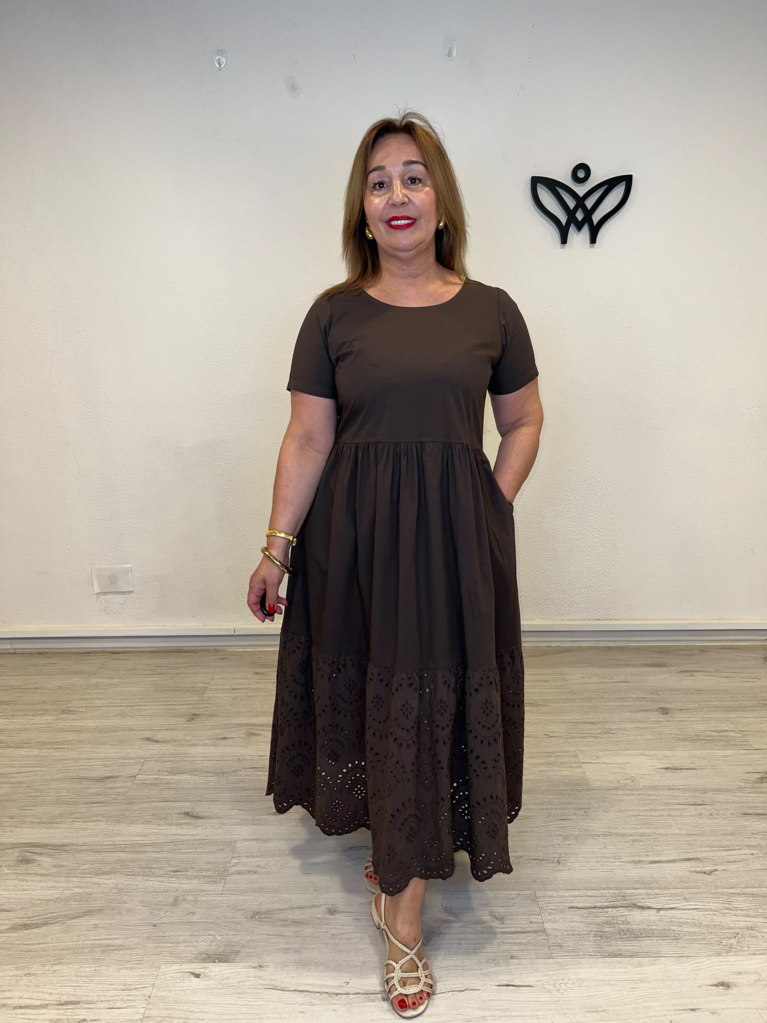 Vestido algodón marrón chocolate con bordado inglés y bolsillos
