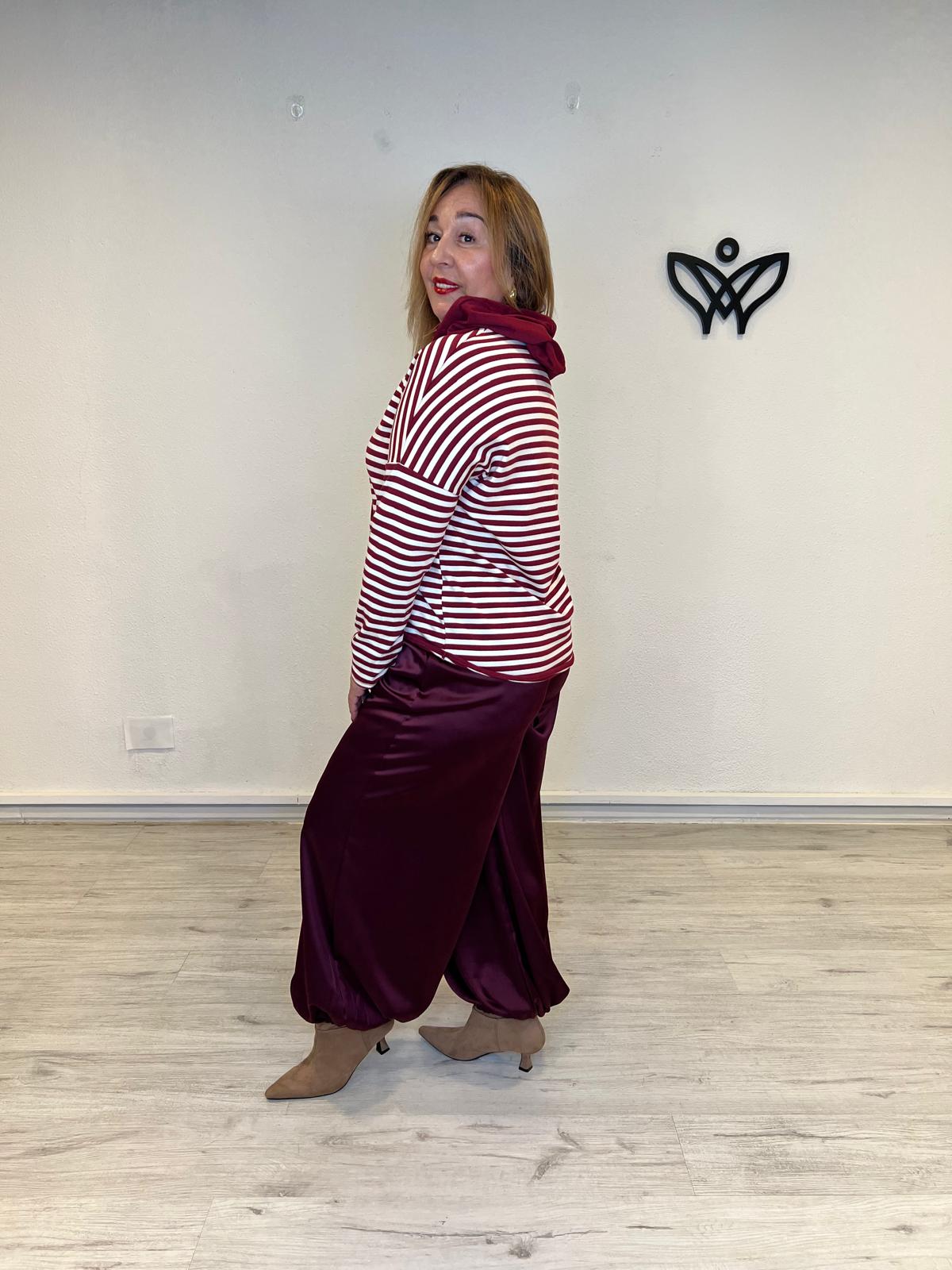 Sudadera de rayas burdeos y beige con capucha y cordones
