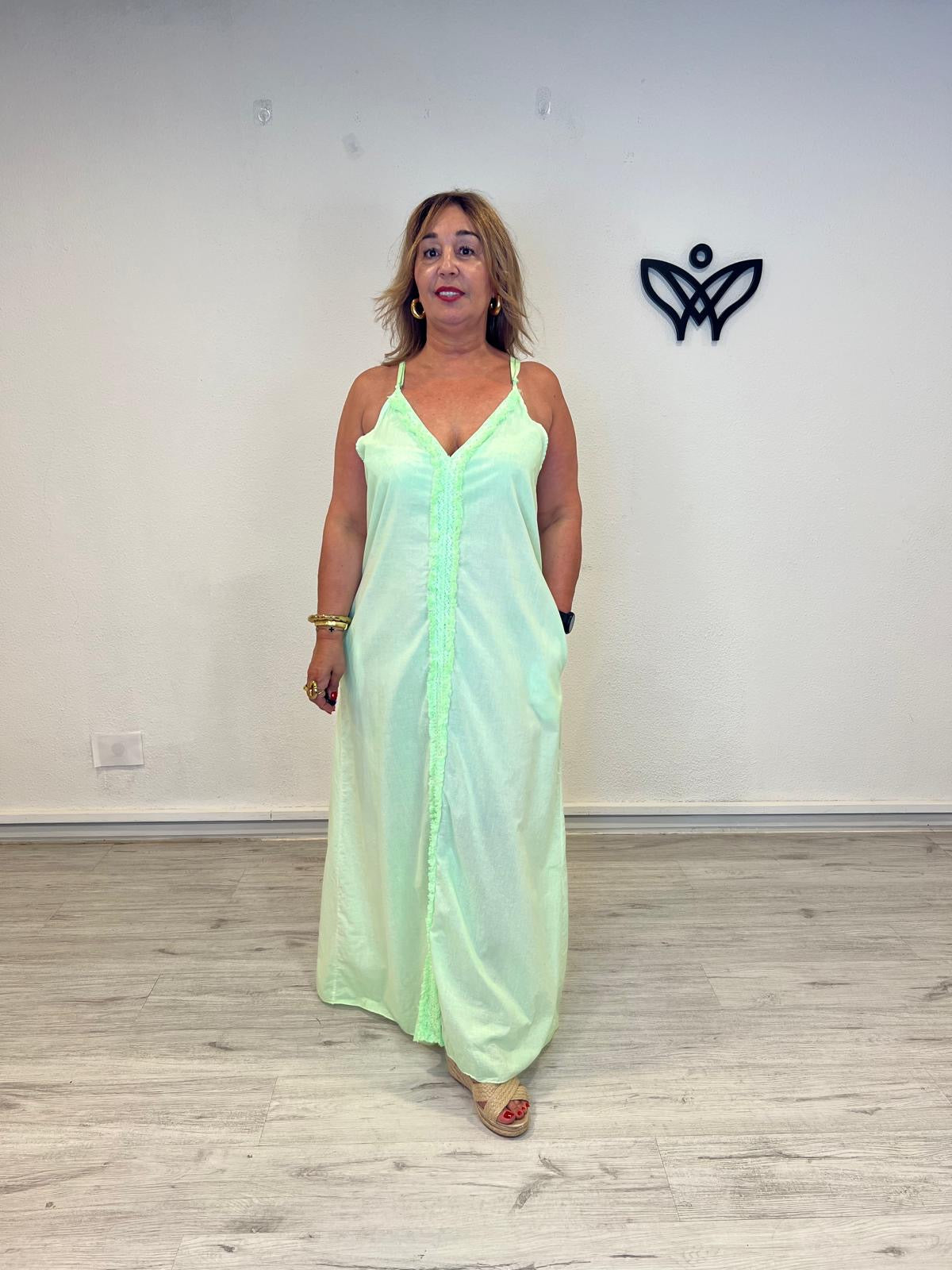 Vestido largo verde agua con escote en pico