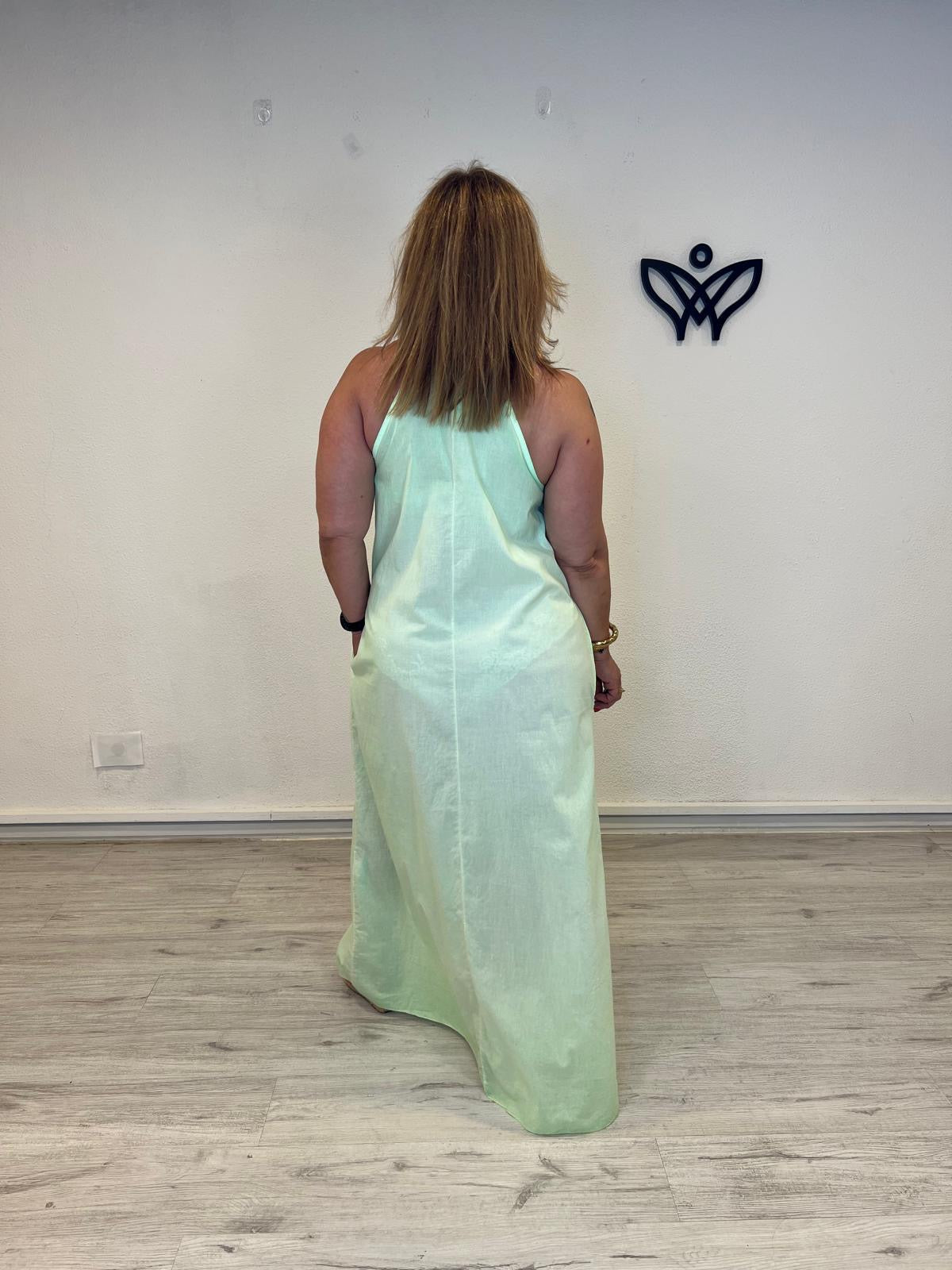 Vestido largo verde agua con escote en pico