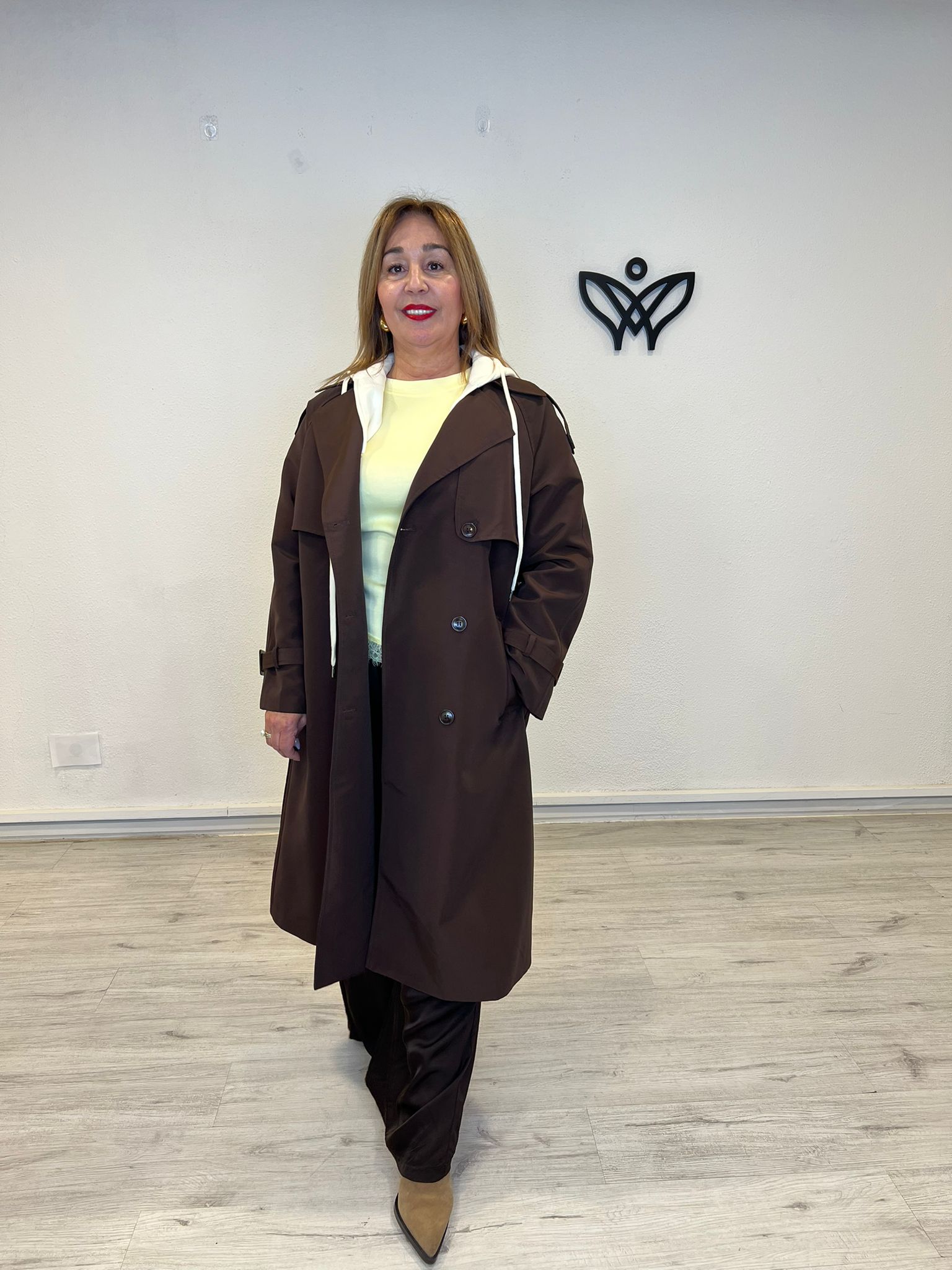 Gabardina marrón chocolate con capucha desmontable