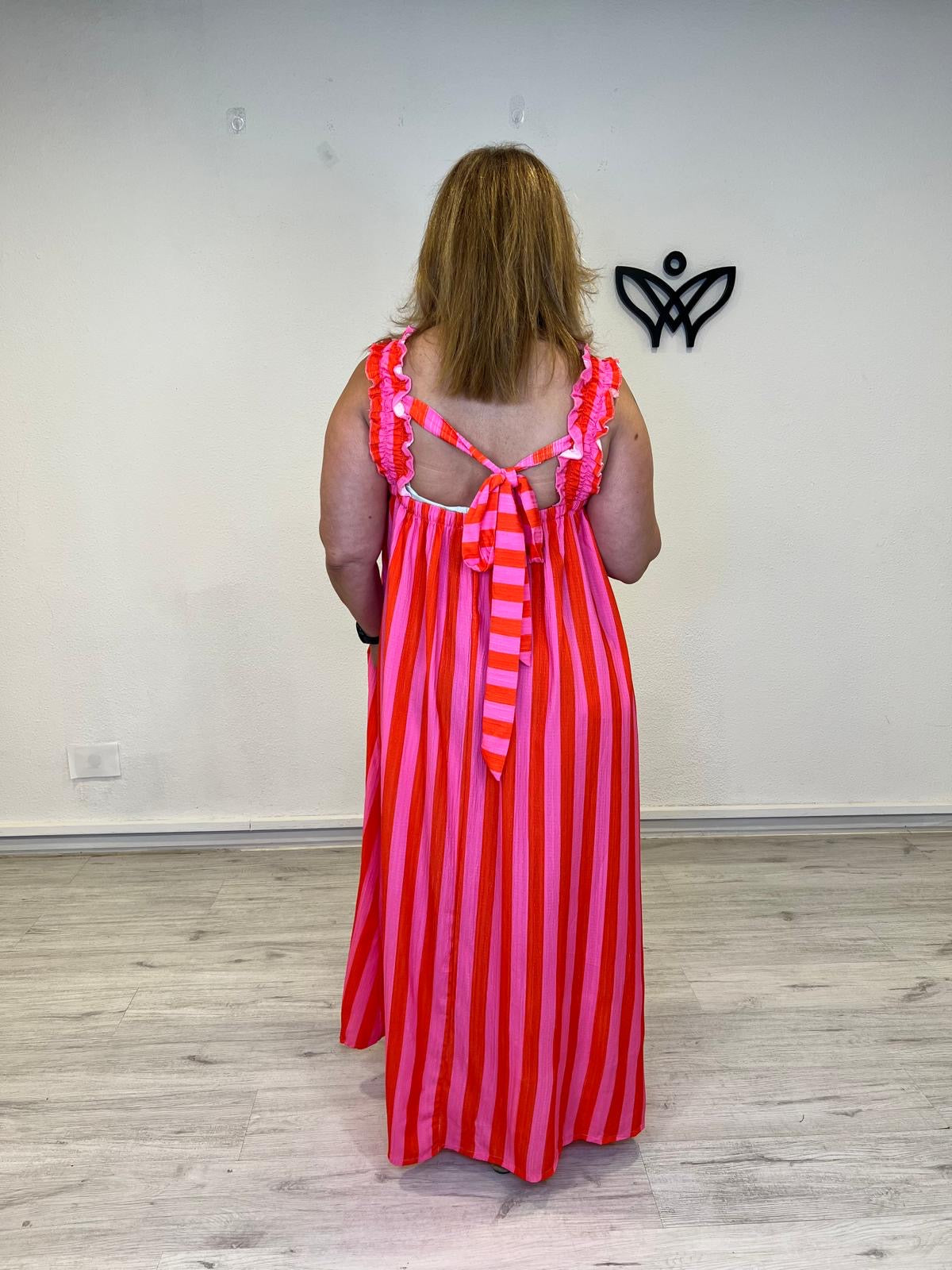 Vestido largo de rayas rosa y naranja con espalda de lazo