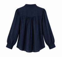 Camisa azul marino de mujer con cuello mao y volante delantero