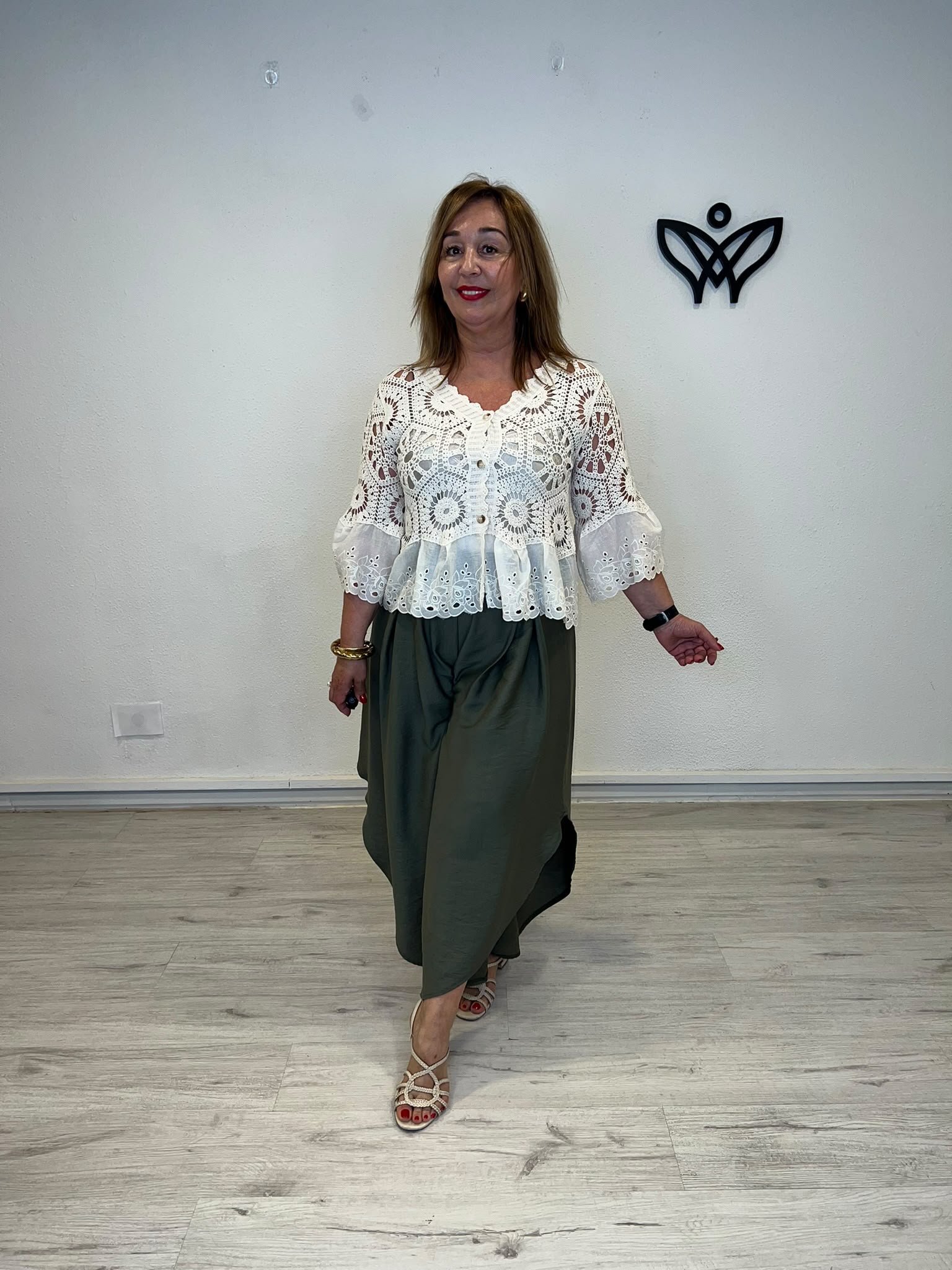 Chaqueta crochet beige con bordado inglés y volante