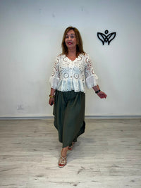 Chaqueta crochet beige con bordado inglés y volante