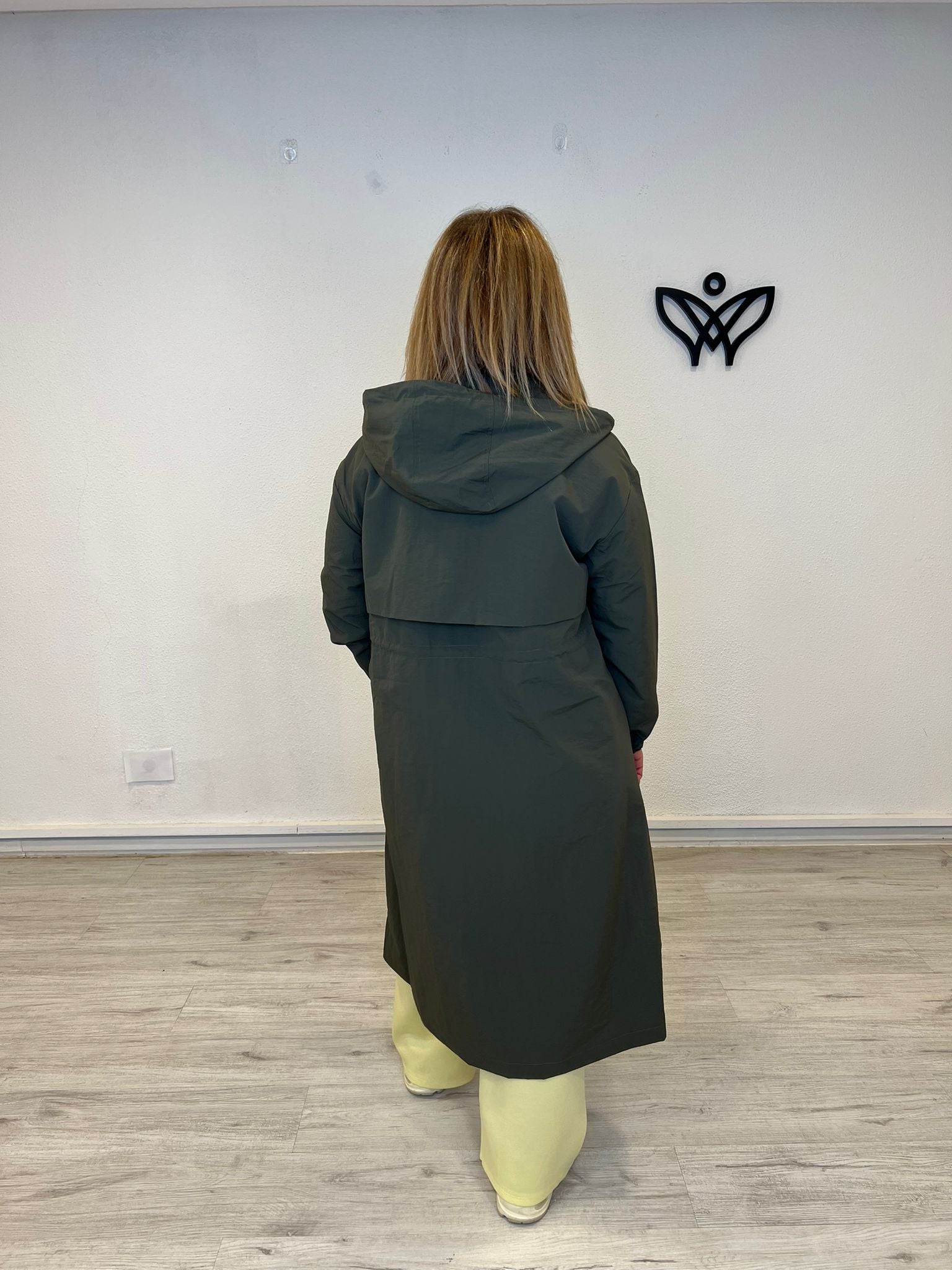 Trench gabardina verde militar con capucha y cremallera