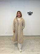 Trench larga beige con capucha y cremallera