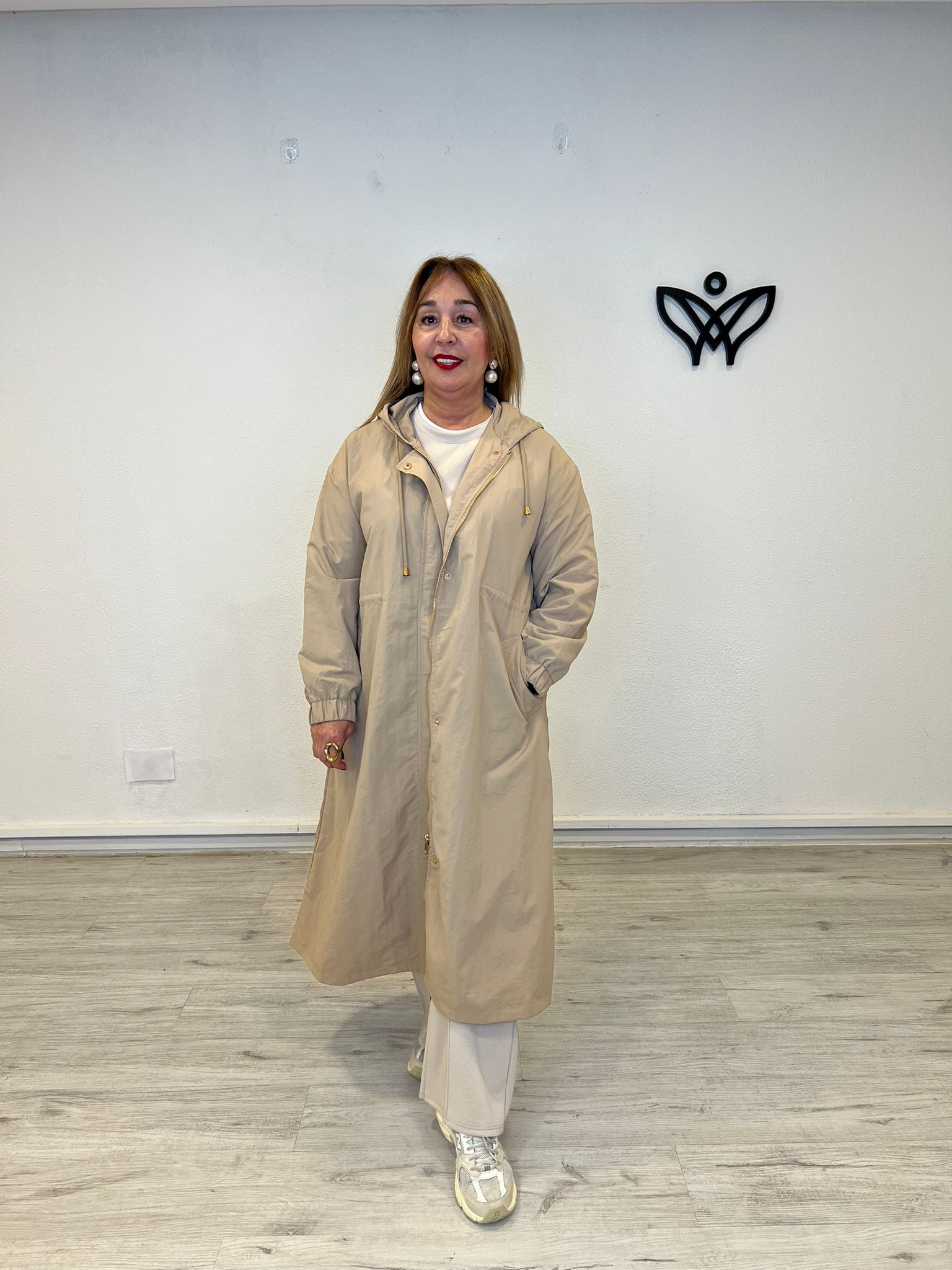 Trench larga beige con capucha y cremallera