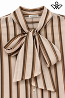 Camisa de gasa marrón y beige de mujer con rayas y lazo