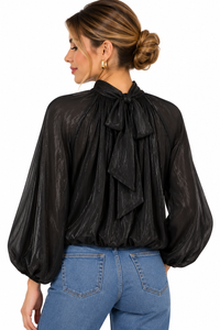 Blusa satinada negra de mujer con cuello perkins y manga abullonada
