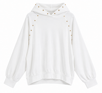 Sudadera de mujer blanca con capucha y tachuelas doradas