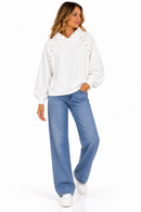 Sudadera de mujer blanca con capucha y tachuelas doradas