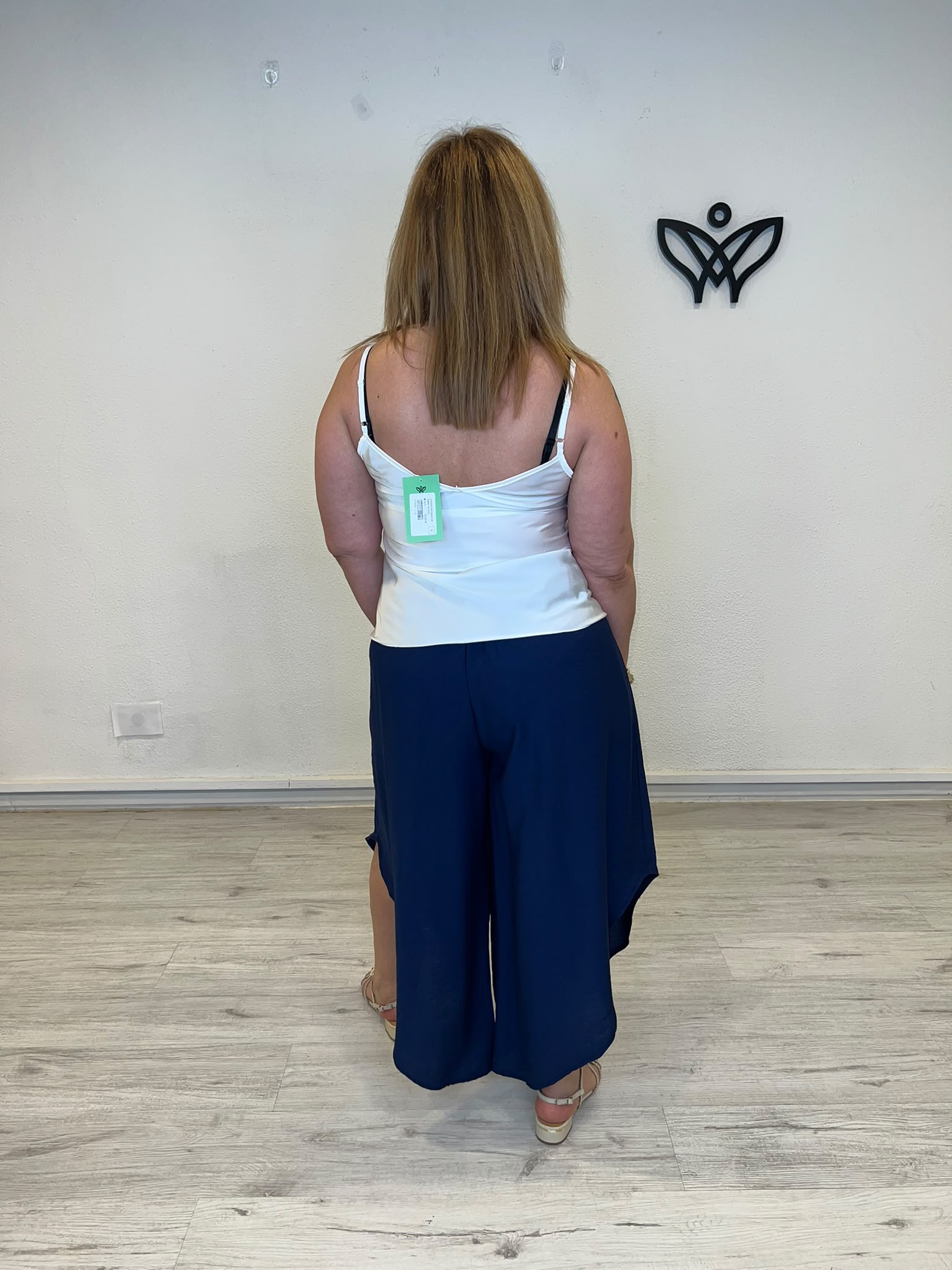 Top lencero satinado blanco con encaje y asas regulables