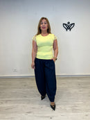 Camiseta básica amarilla con encaje en los hombros