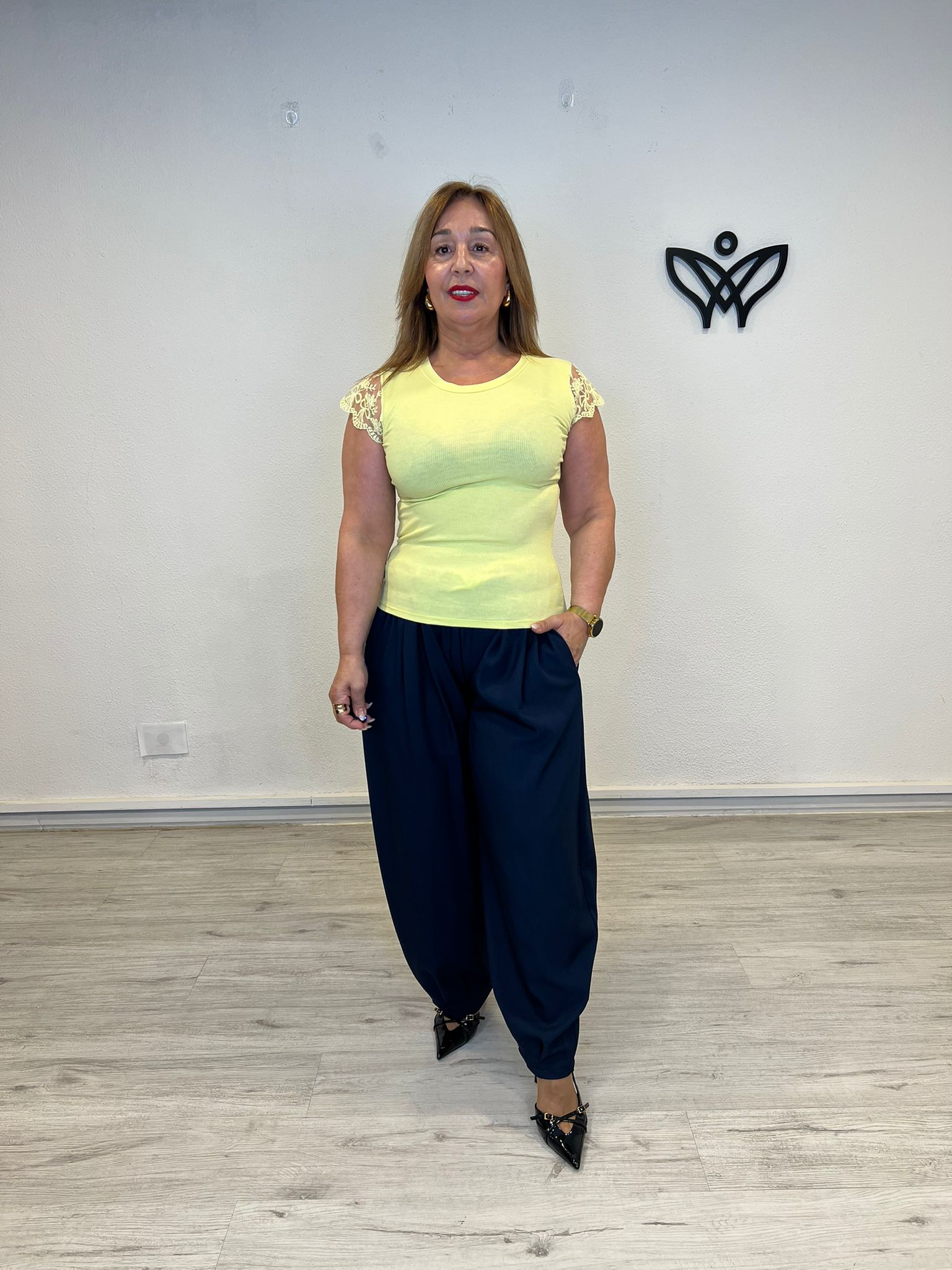 Camiseta básica amarilla con encaje en los hombros