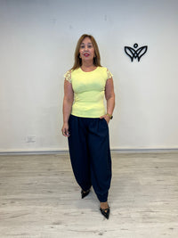 Camiseta básica amarilla con encaje en los hombros