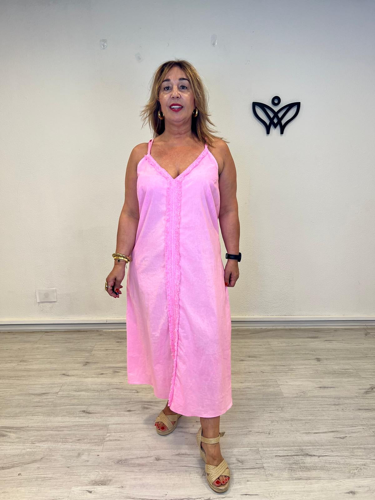 Vestido largo rosa flúor con escote en pico