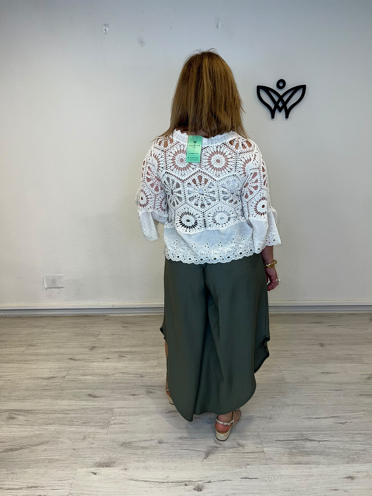 Chaqueta crochet beige con bordado inglés y volante