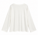 Sudadera blanca de mujer de algodón con cuello pico y bolsillo con tachuelas plateadas