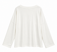 Sudadera blanca de mujer de algodón con cuello pico y bolsillo con tachuelas plateadas