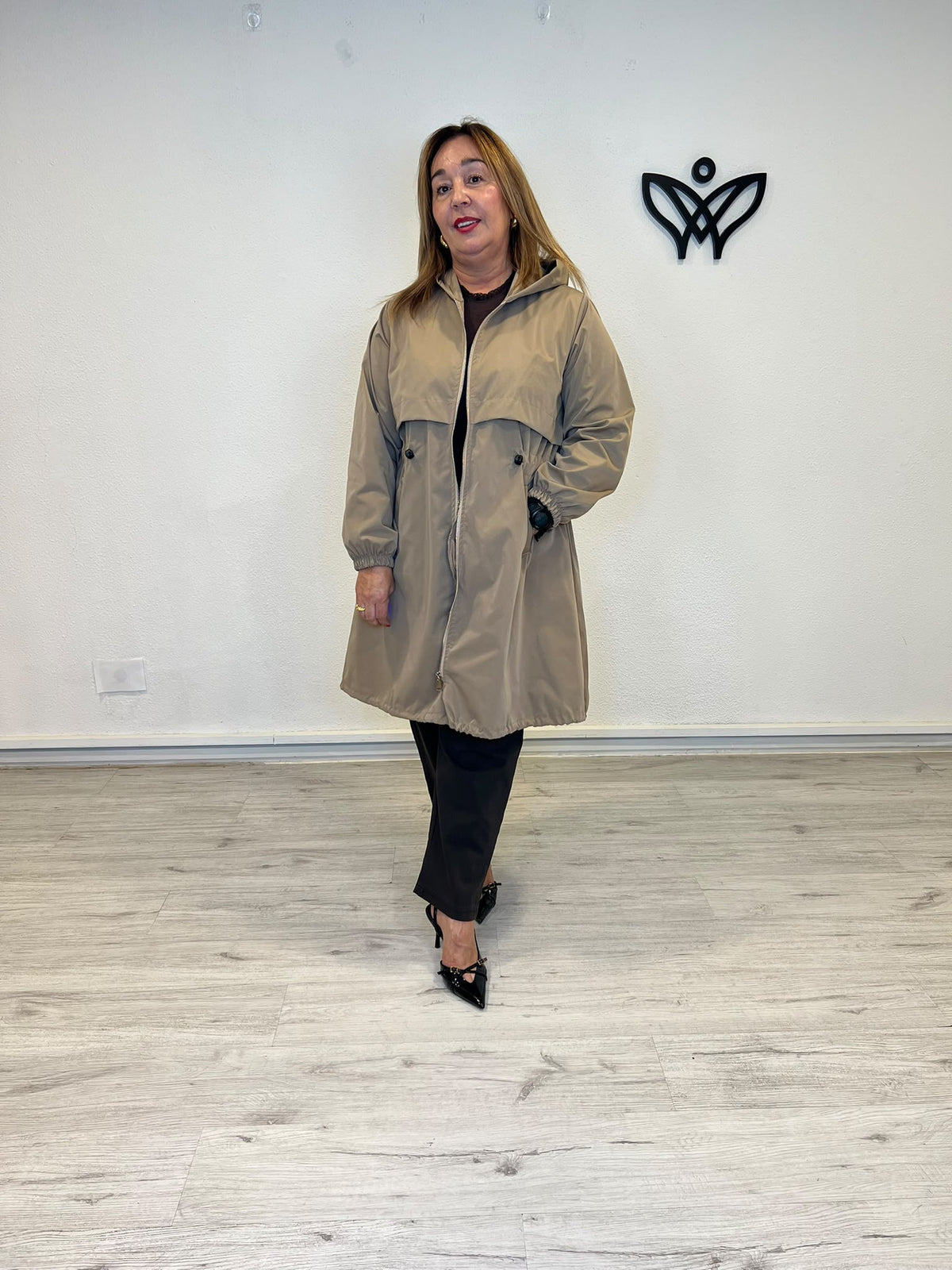 Trench gabardina beige con capucha y cintura ajustable