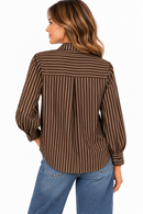 Camisa marrón chocolate y beige de mujer con rayas y botones con detalles