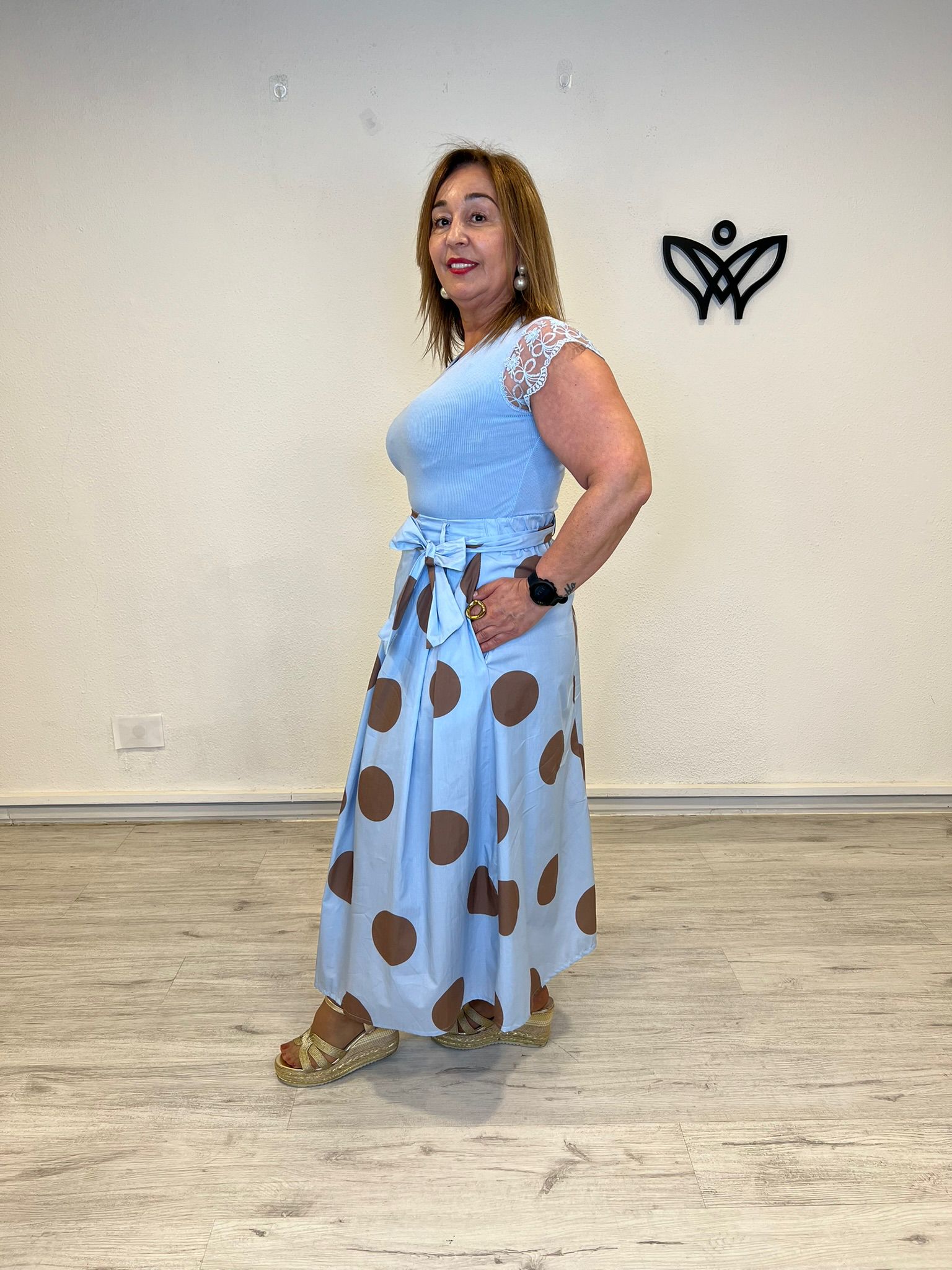Falda midi azul con lunares marrón y bolsillos