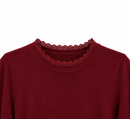 Jersey burdeos de punto suave con detalle de puntilla en cuello y puños
