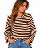 Sudadera de mujer a rayas beige y marrón chocolate con corazón rojo