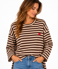 Sudadera de mujer a rayas beige y marrón chocolate con corazón rojo