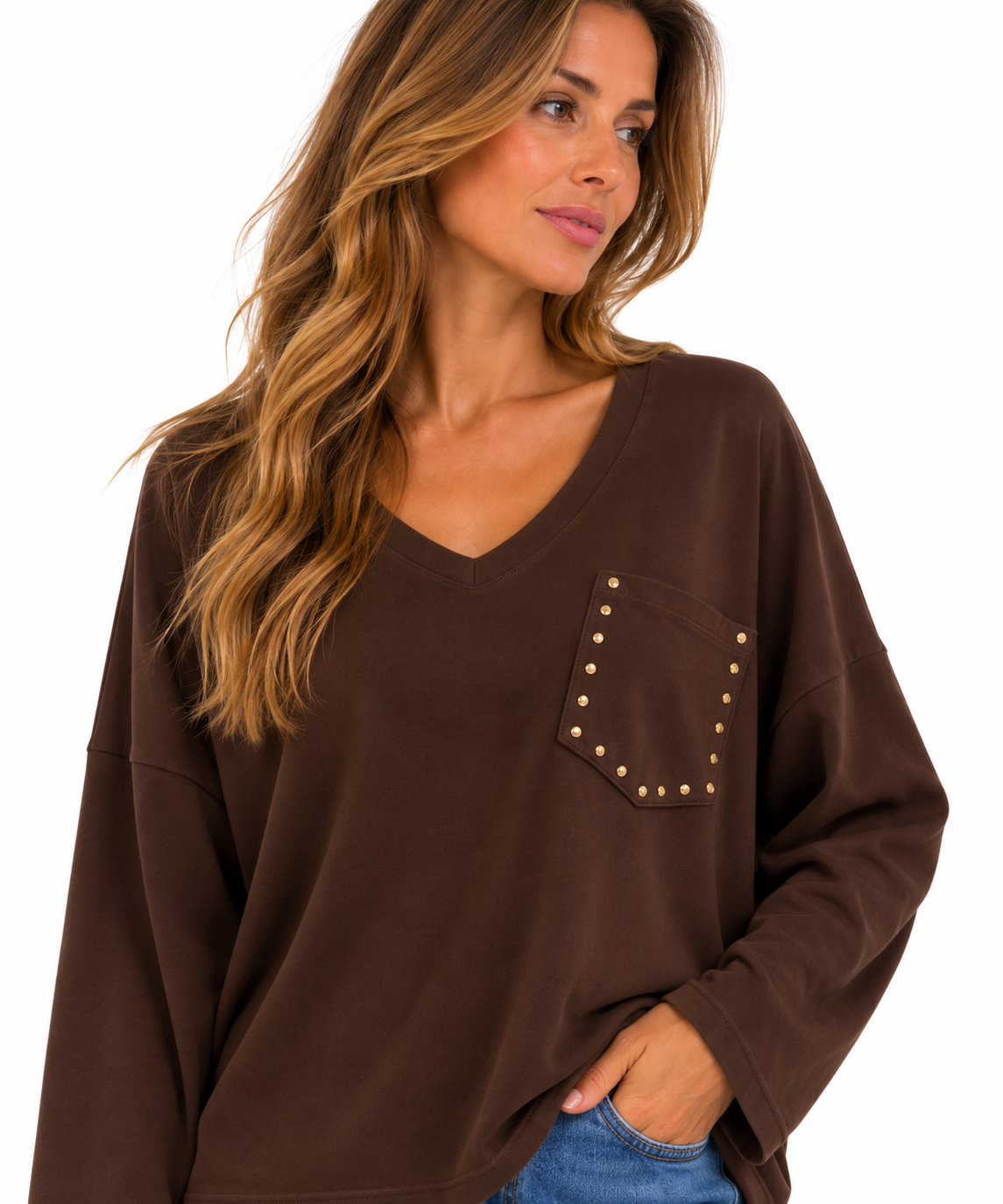 Sudadera marrón chocolate de mujer de algodón con cuello pico y bolsillo con tachuelas plateadas