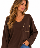 Sudadera marrón chocolate de mujer de algodón con cuello pico y bolsillo con tachuelas plateadas