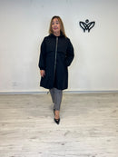 Trench gabardina negra con capucha, cintura ajustable y bolsillos