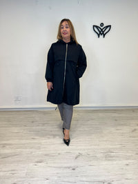 Trench gabardina negra con capucha, cintura ajustable y bolsillos