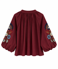 Camisa burdeos con manga abullonada y bordados florales
