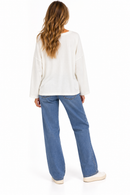 Sudadera blanca de mujer de algodón con cuello pico y bolsillo con tachuelas plateadas