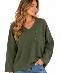 Sudadera verde militar de mujer de algodón con cuello pico y bolsillo con tachuelas plateadas