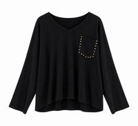 Sudadera de mujer negra de algodón con cuello pico y bolsillo con tachuelas plateadas