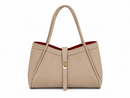Bolso de piel beige con neceser y asa larga