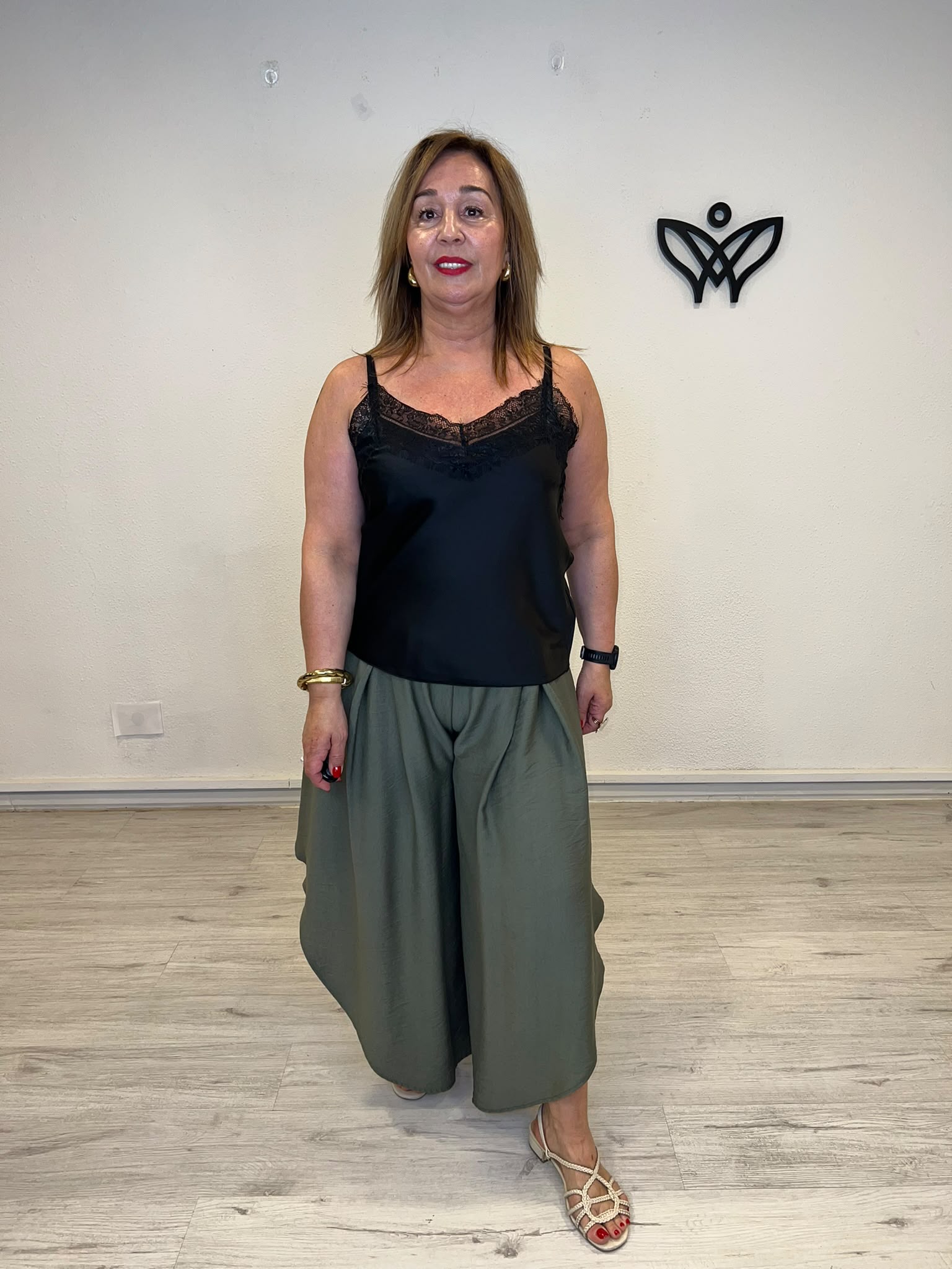 Top lencero satinado negro encaje y asas regulables