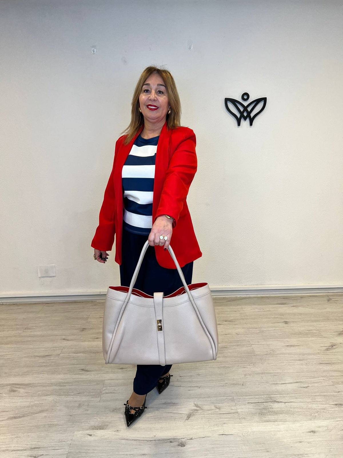Bolso de piel beige con neceser y asa larga