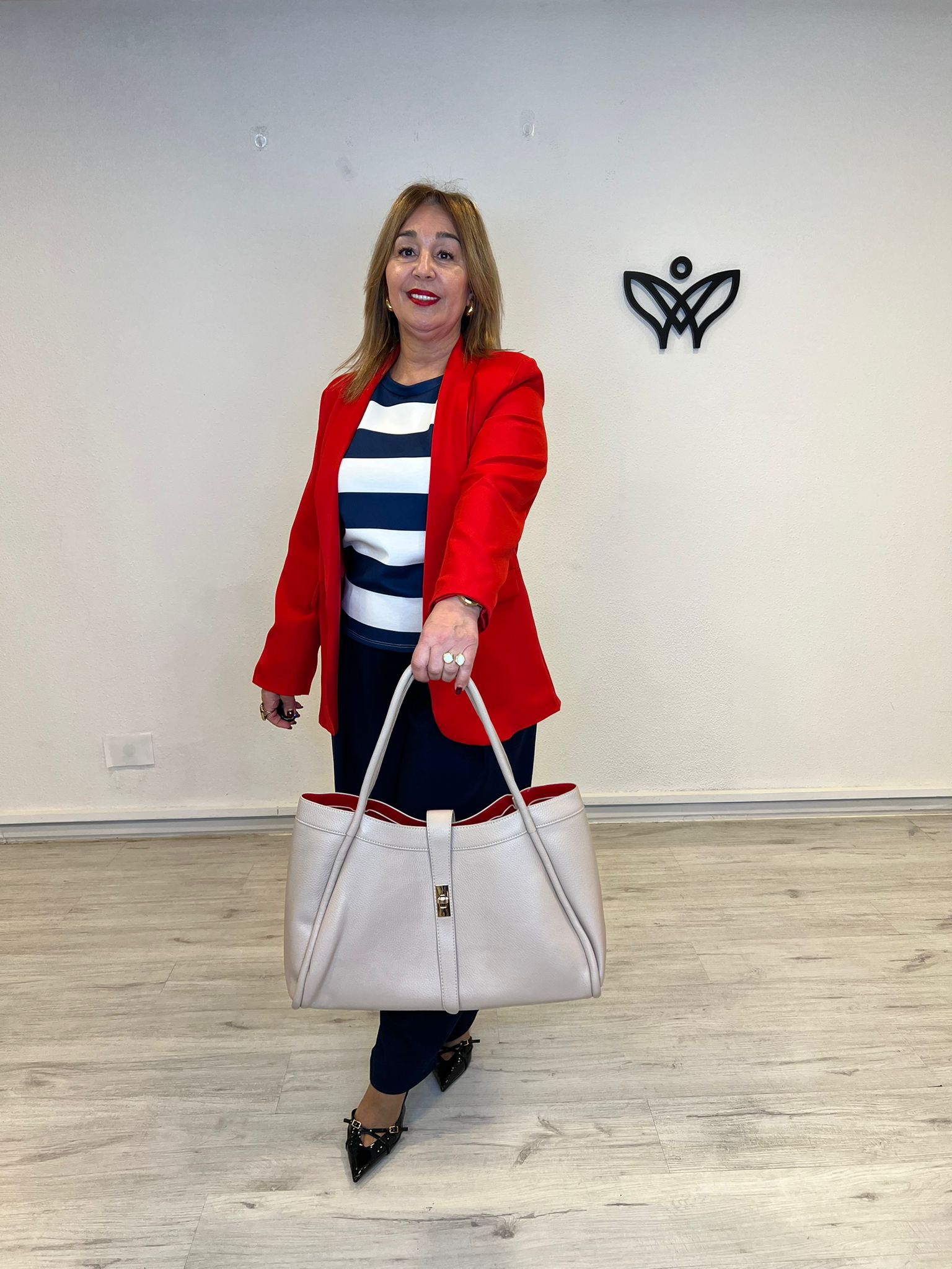 Bolso de piel beige con neceser y asa larga