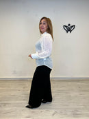 Pantalón palazzo negro con hebilla dorada y caída fluida