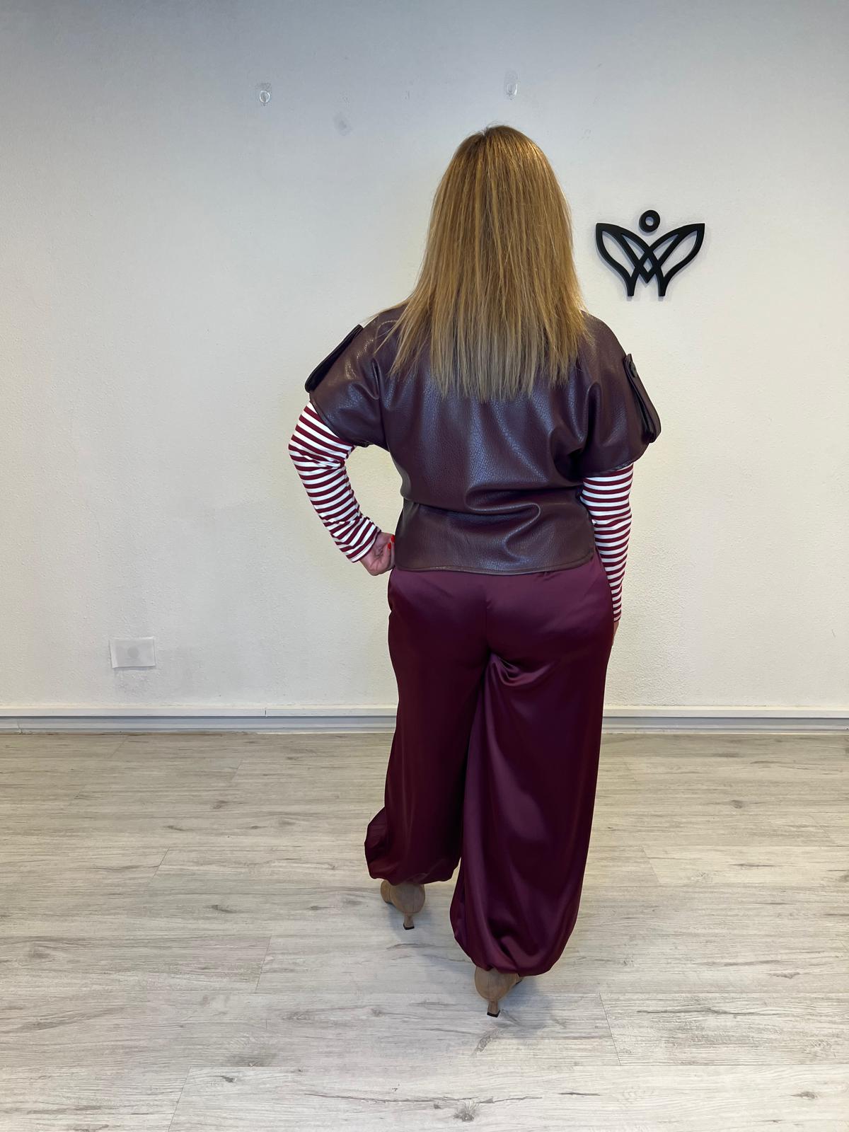 Chaqueta de polipiel burdeos tipo capa con manga corta y cuello mao