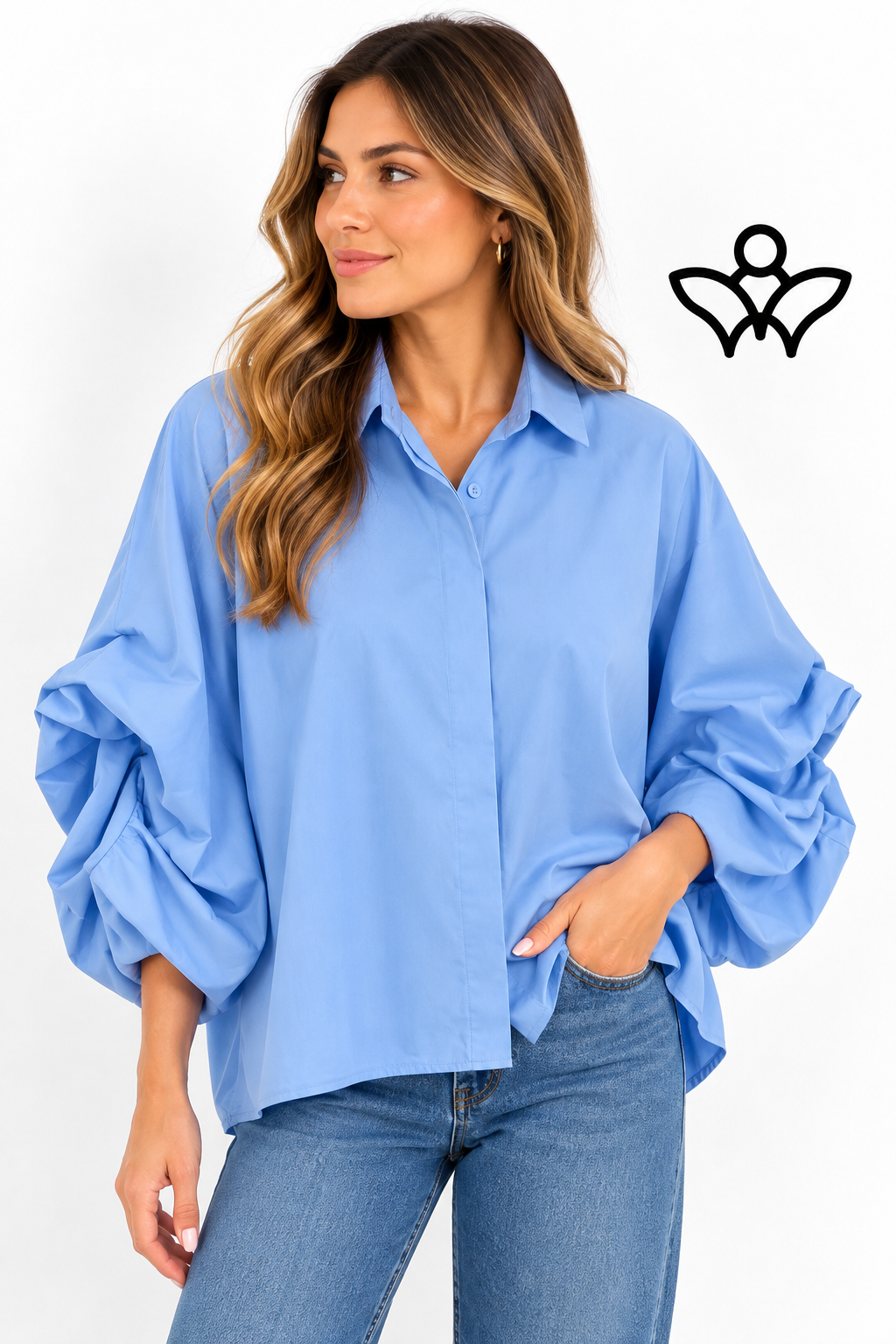 Camisa oversize azul claro con cuello camisero