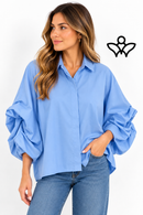 Camisa oversize azul claro con cuello camisero