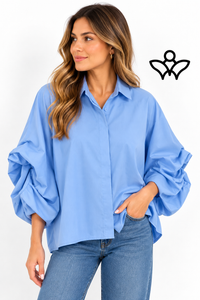 Camisa oversize azul claro con cuello camisero