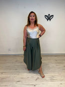 Pantalón efecto lino asimétrico verde kaki fluido y fresco
